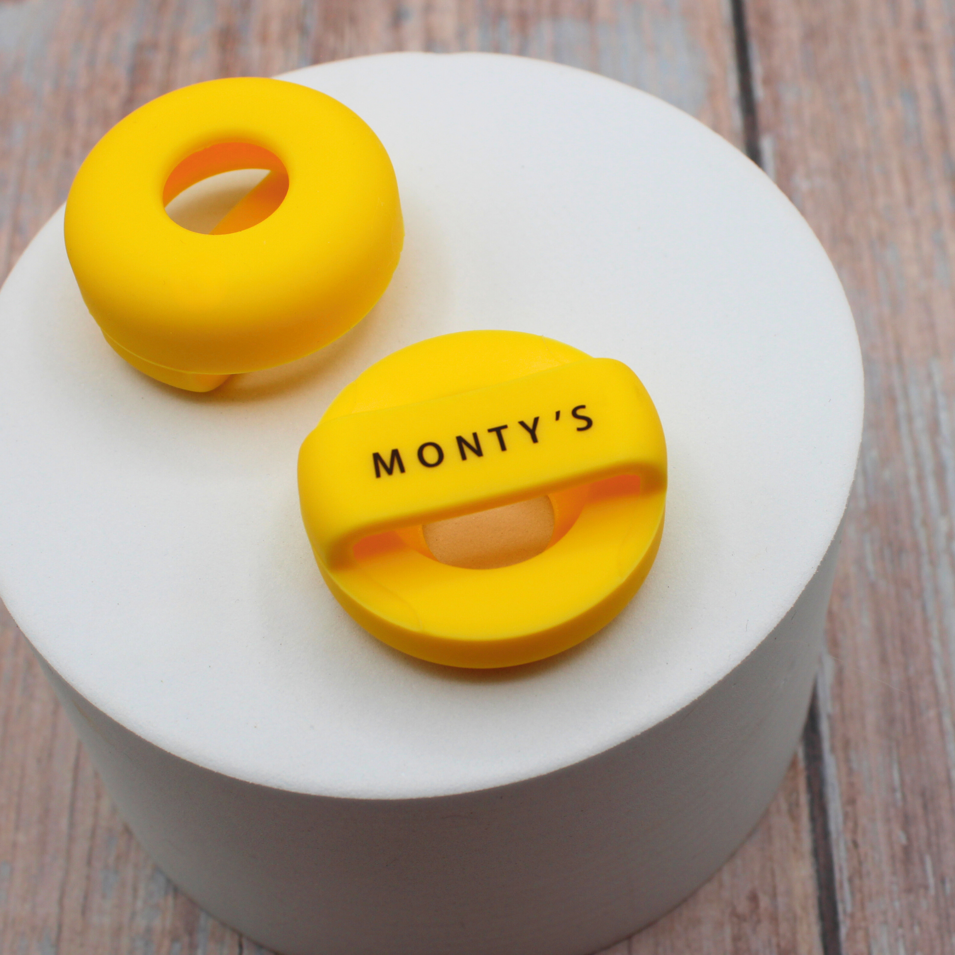 Support AirTag avec collier en silicone Monty's en jaune - Monty's Bags